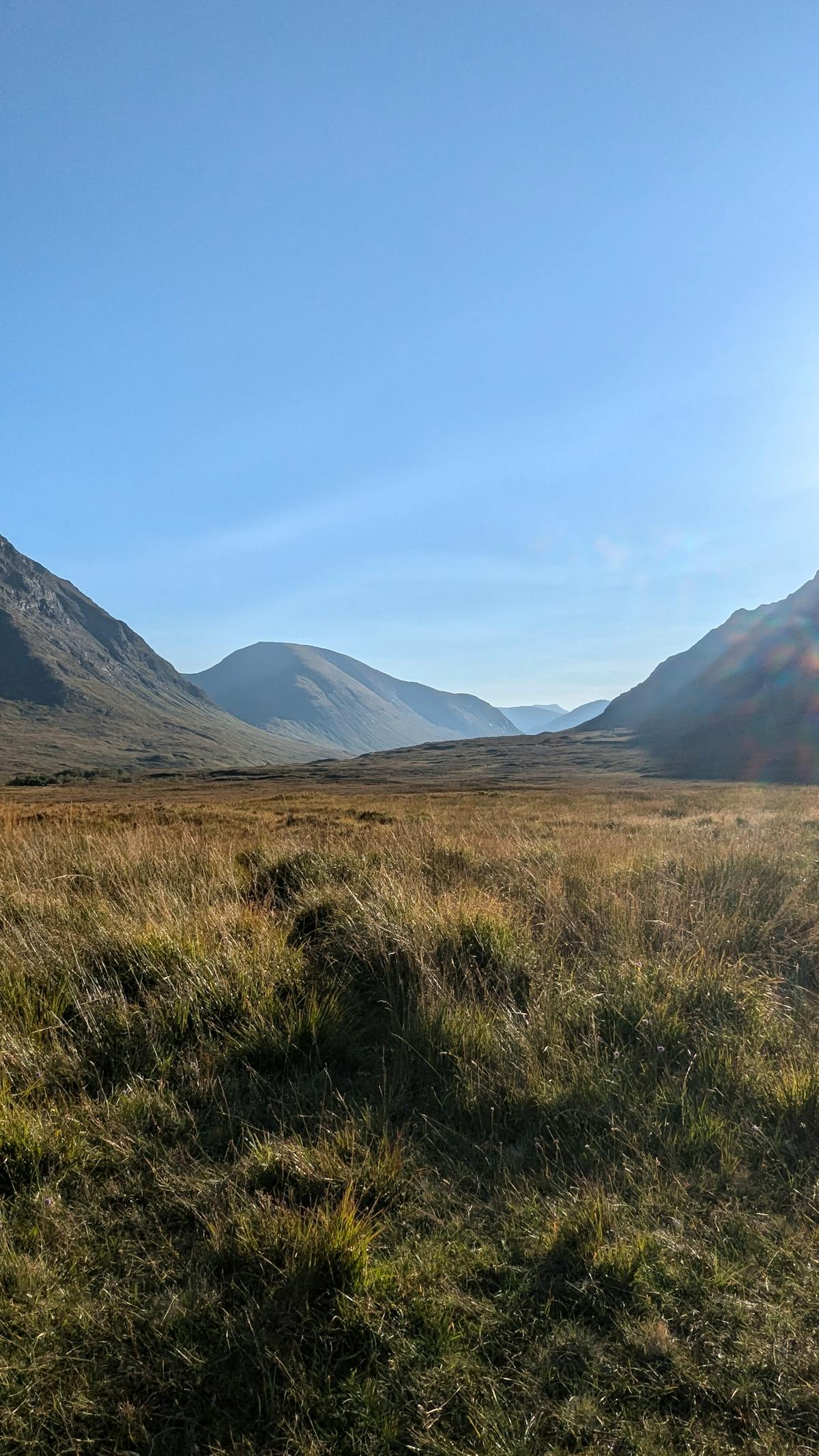 Traditional Scottish inn at dusk — Scotland road trip