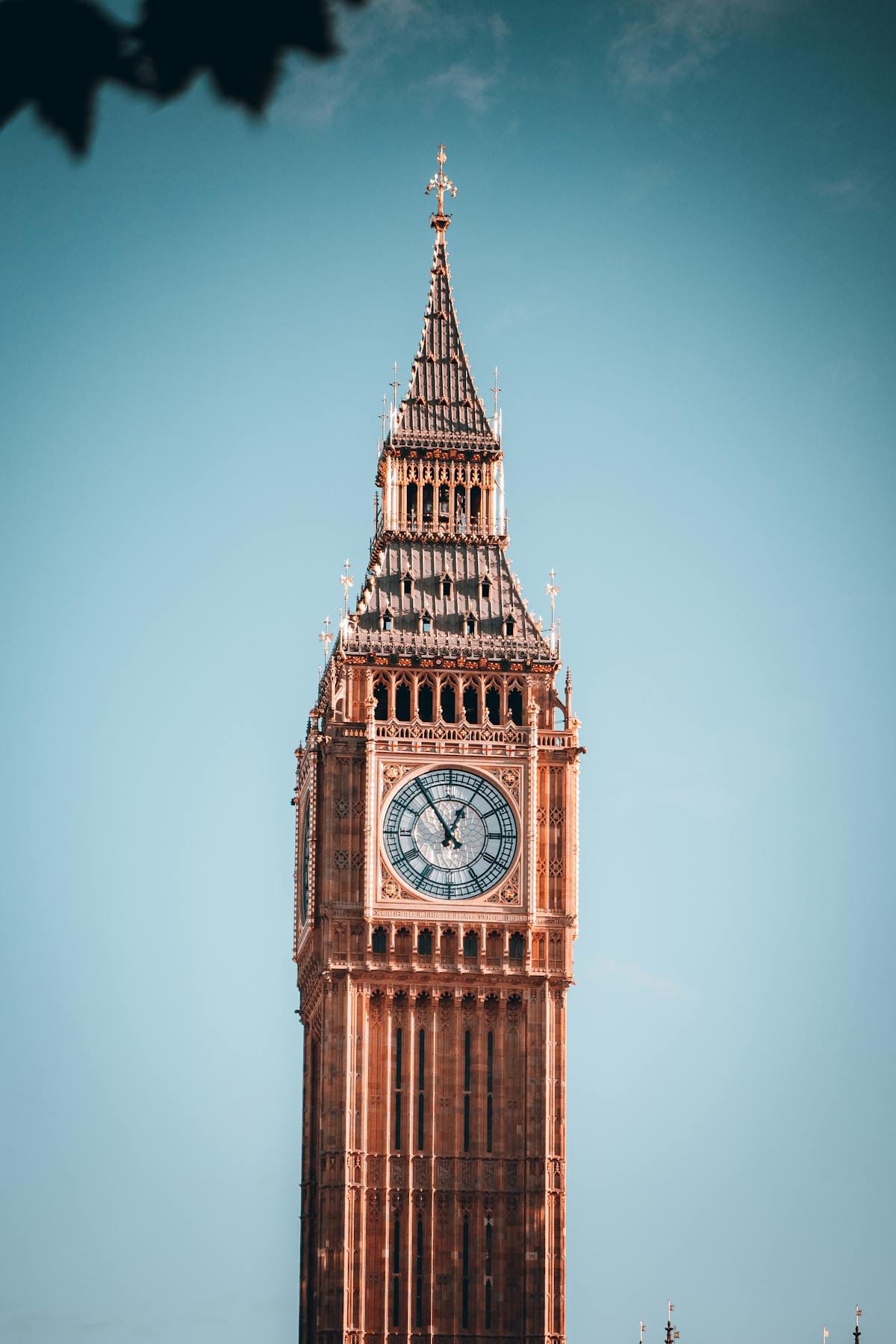 Tower Bridge and Thames iconic London — London first Americans