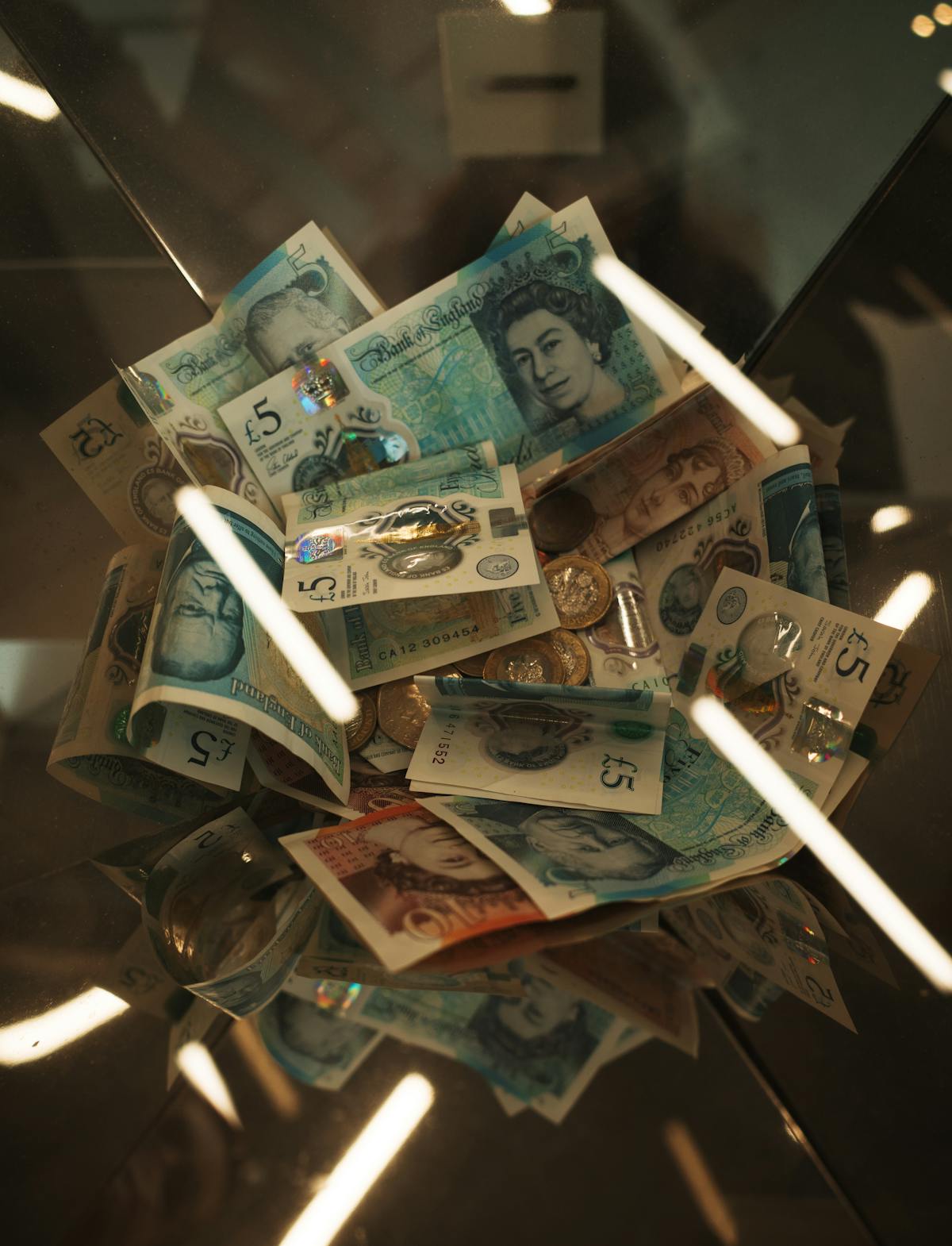 American traveler tapping contactless card — money UK Americans