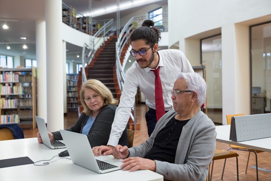 Adult child helping an elderly parent apply for a UK ETA online